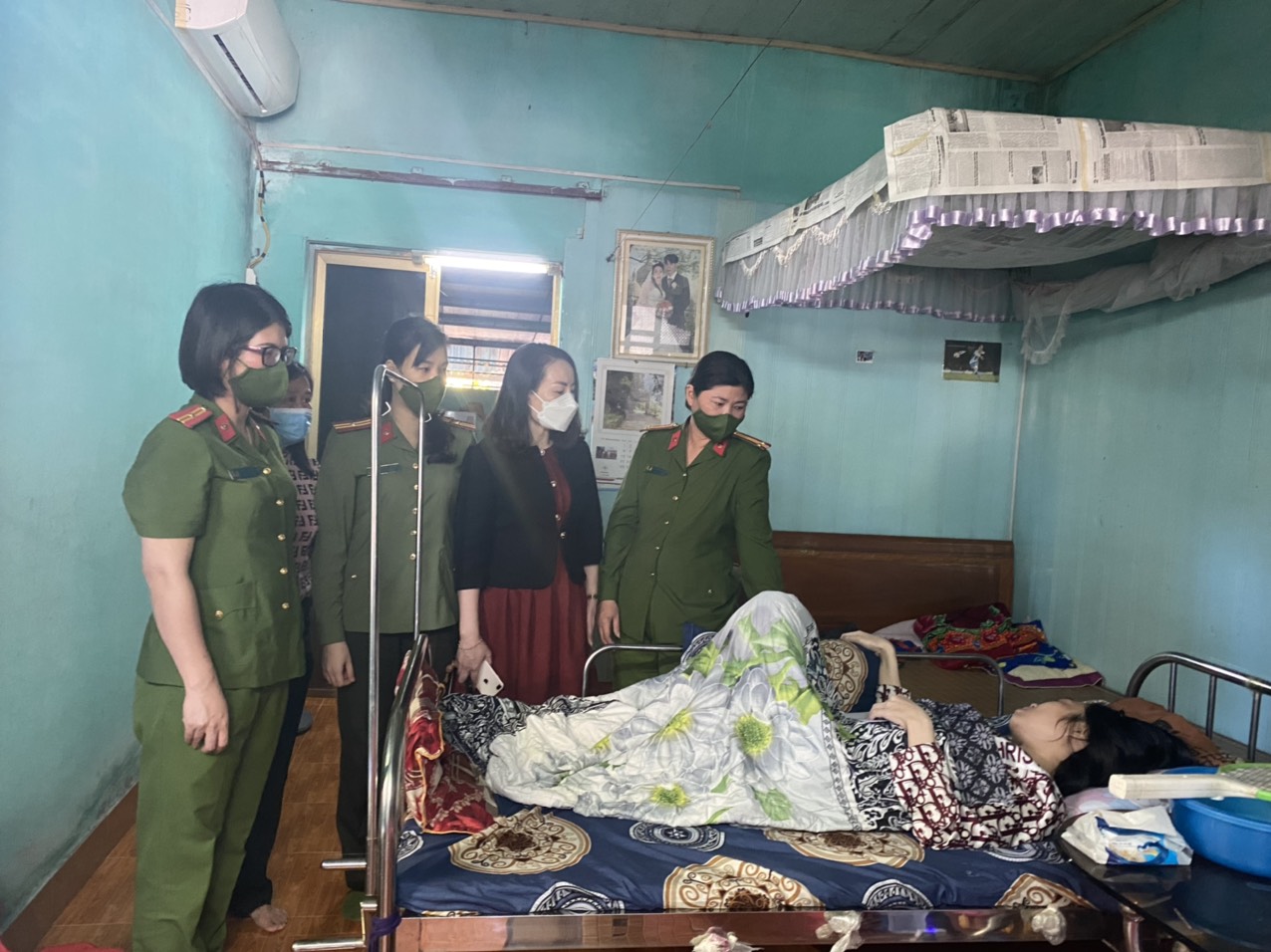 Hội phụ nữ Phòng Cảnh sát kinh tế -CATP: Tặng quà hội viên đặc biệt khó khăn ở huyện An Lão (Hải Phòng)